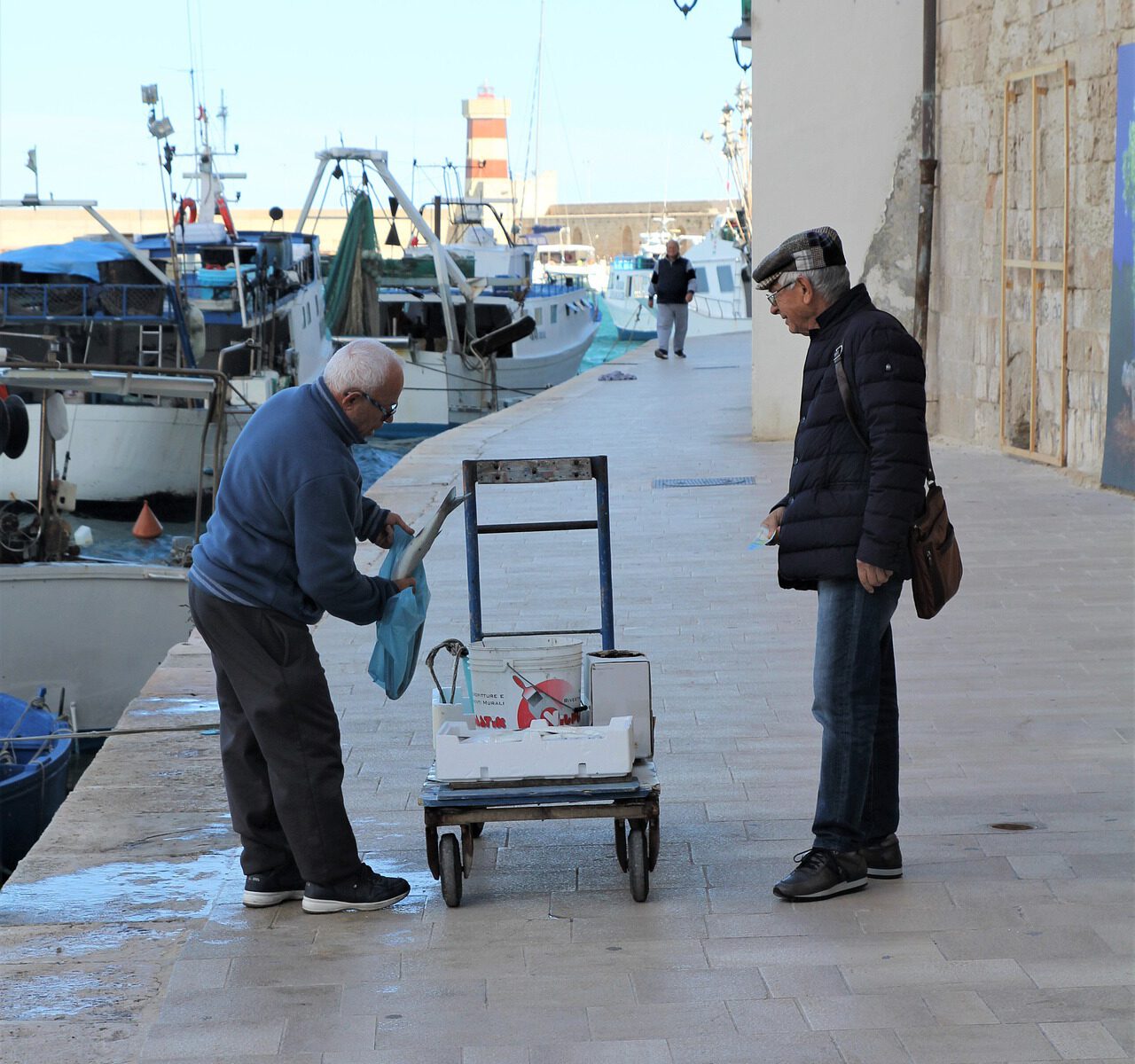 Gallipoli-Apulien-Salento-Fischer-am-Hafen